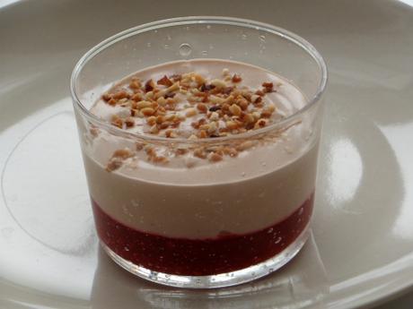 Mousse chocolat au lait sur un lit de gelée de framboises Chocolat au lait, framboise
