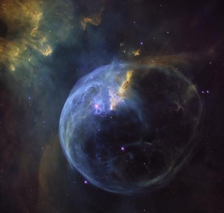 La nébuleuse de la Bulle (Bubble nebula) dépeinte par Hubble pour ses 26 ans en orbite. Curieusement, l’étoile très chaude et massive à l’origine de cette coquille ne figure est excentrée — Crédit : NASA, ESA, Hubble Heritage Team