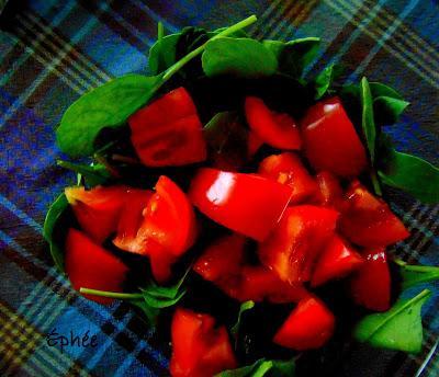 Salade d'épinards, avocats, edamames, tomate et oignon