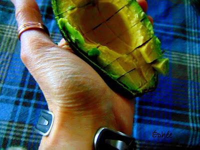 Salade d'épinards, avocats, edamames, tomate et oignon