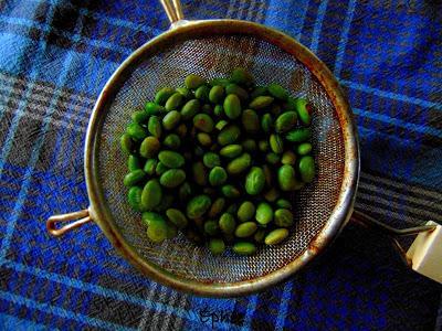 Salade d'épinards, avocats, edamames, tomate et oignon
