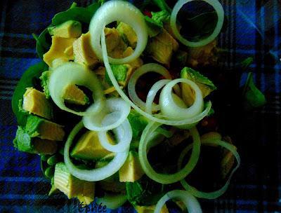 Salade d'épinards, avocats, edamames, tomate et oignon