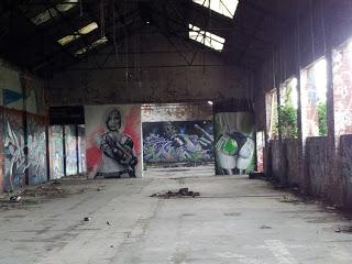 Graff dans un entrepôt abandonné à Sheffield.