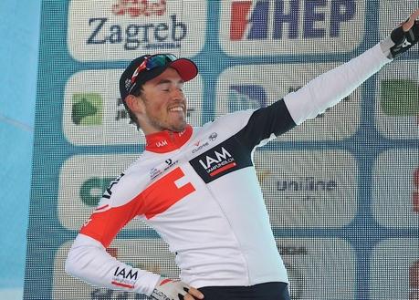 Un cycliste se croit en boîte sur le podium du Tour de Croatie