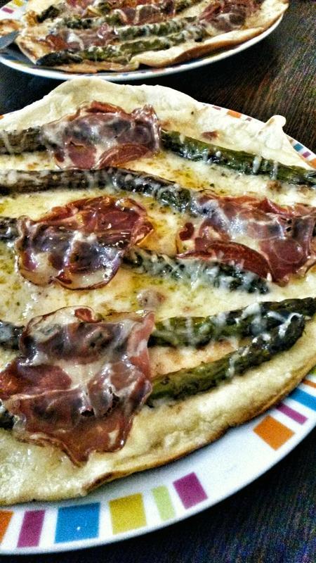 CELLE QUI SERA DE NOUVEAU À CAMBREMER: PIZZA À L'ASPERGE VERTE MARINÉE À L'AIL, COPPA ET BEAUFORT AOP