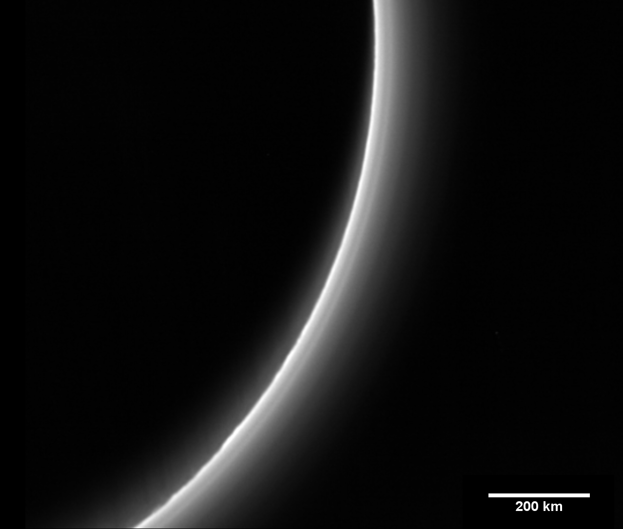 Animation de six images prises avec le télescope Lorri de New Horizons le 14 juillet 2015, en contre-jour. La luminosité des couches de brume varie d’environ 30 % — Crédit : NASA, JHUAPL, SwRI