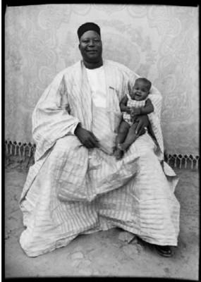 Seydou Keïta Sans titre, 1949-1951 Tirage argentique moderne réalisé en 1998 sous la supervision de Seydou Keïta et signé par lui. 180 x 120 cm Genève, Contemporary African Art Collection © Seydou Keïta / SKPEAC / photo courtesy CAAC – The Pigozzi Collection, Genève