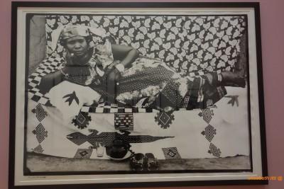Seydou Keïta Sans titre, 1958 Tirage argentique moderne réalisé en 1998 sous la supervision de Seydou Keïta et signé par lui. 127 x 180 cm Genève, Contemporary African Art Collection © Seydou Keïta / SKPEAC / photo courtesy CAAC – The Pigozzi Collection, Genève