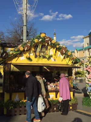 Koulitch russe et rues de Moscou pour Pâques orthodoxe