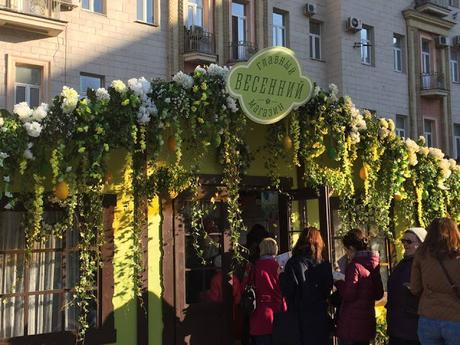 Koulitch russe et rues de Moscou pour Pâques orthodoxe