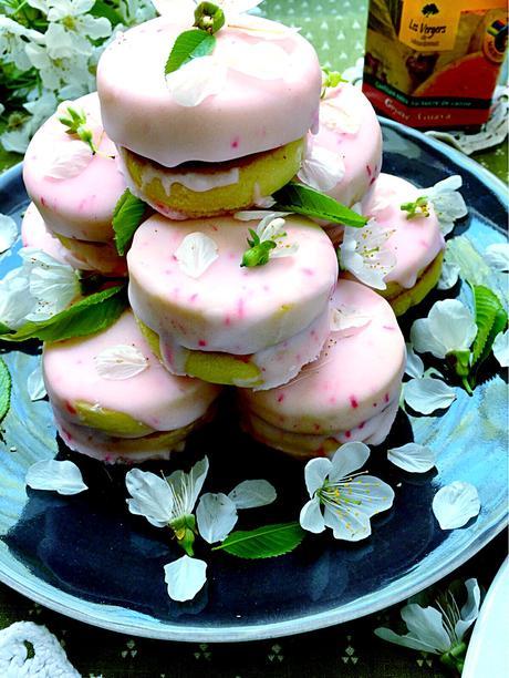 Ma mini pièce montée printanière de Napolitains, les fameux sablés emblématiques de l’île Maurice fourrés à la confiture de Goyave ! Pièce montée