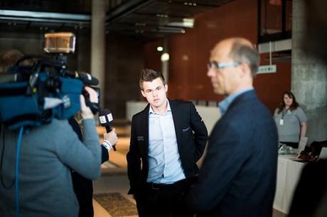 Magnus Carlsen s'incline face à Aronian - Photo © site officiel