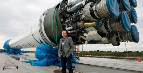 Elon Musk devant le propulseur du lanceur Falcon 9.