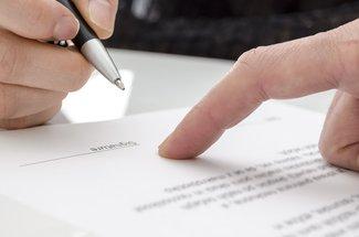 photo-signer-contrat-assurance-obseques