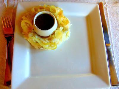 Lac de sauce sur montagne de purée de pommes de terre Lac de sauce sur montagne de purée de pommes de terre
