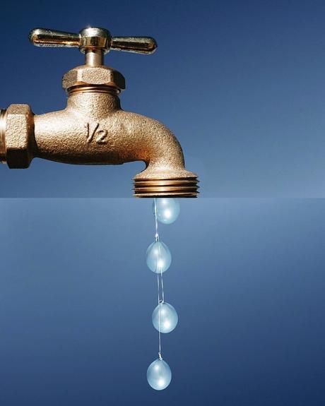 stephen-mcmennamy-art-photomontage-robinet-ballons-eau