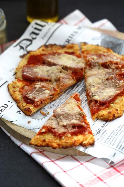 Drôle de pizza avec une base en pommes de terre râpées