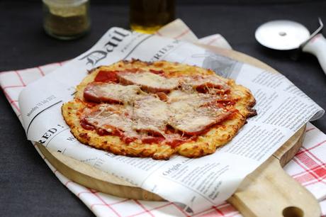 Drôle de pizza avec une base en pommes de terre râpées