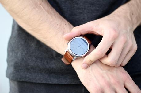 BLOG-MODE-HOMME-style-masculin-montre-connectee-motorola-cuir-iro-chocolatines-edwardson-lunettes-minimaliste-lacoste-basket-360-endliner-jeune