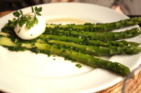 Asperges vertes, œuf poché © P.Faus