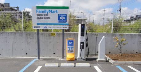 Une borne électrique disposée dans le stationnement d'un Family Mart (populaire chaîne de dépanneurs au Japon).