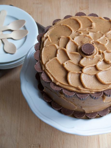Devil’s Food Layer Cake with Peanut Butter Frosting / Layer Cake au Chocolat (Gâteau du Diable) et Glaçage au Beurre de Cacahuètes