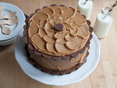 Devil’s Food Layer Cake with Peanut Butter Frosting / Layer Cake au Chocolat (Gâteau du Diable) et Glaçage au Beurre de Cacahuètes