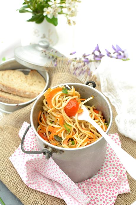 Salade de nouilles et légumes sautés à l’ail et au gingembre