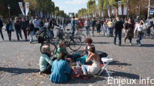 France : Première journée piétonne sur les Champs-Elysées
