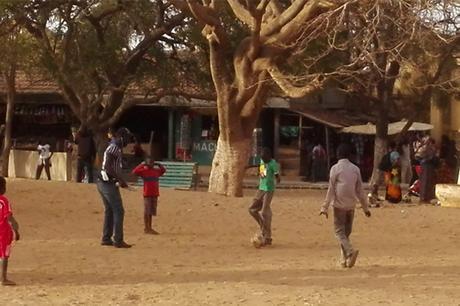 Sénégal foot sur la place du village ♥ SENEGAL ♥ la cuisine qui bouge