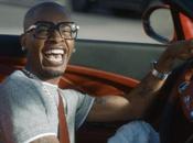 Young voiture commande vocale dans hilarante