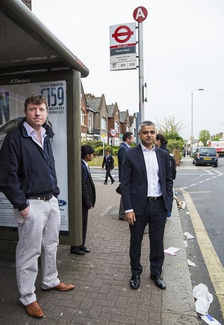 Le nouveau maire de Londres se rend à son travail en bus (photos)