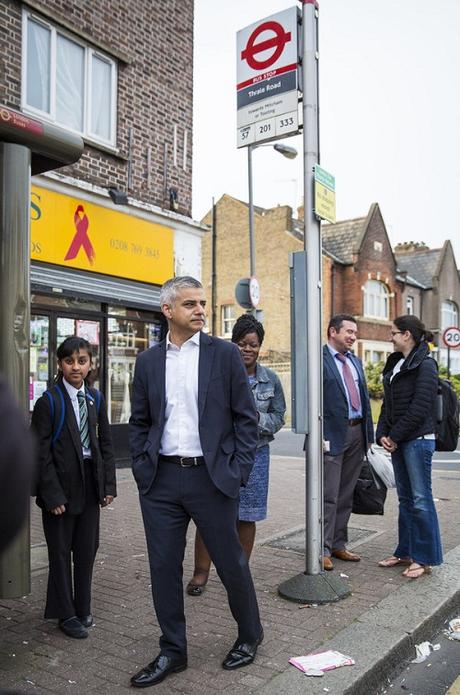 Le nouveau maire de Londres se rend à son travail en bus (photos)