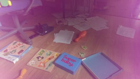 L'état du bureau le temps de rédiger ce billet avec un Mini Monsieur à côté...