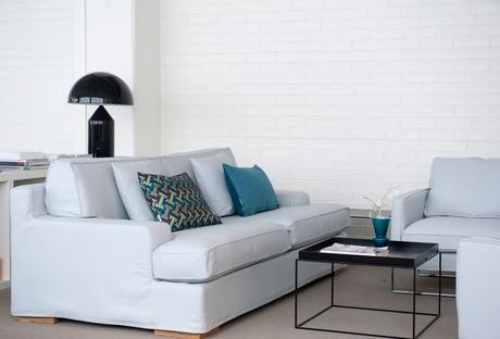 monochrome-canape-blanc-salon-sejour-bemz-myhomedesign-mur briques blanches monochrome-canape-blanc-salon-sejour-bemz-myhomedesign-mur briques blanches