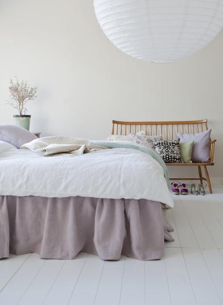 chambre-boheme-mauve-lampion-banc-style scandine-parquet blanc chambre-boheme-mauve-lampion-banc-style scandine-parquet blanc-myhomedesign