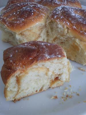 Brioche roulée au caramel au beurre salé au levain