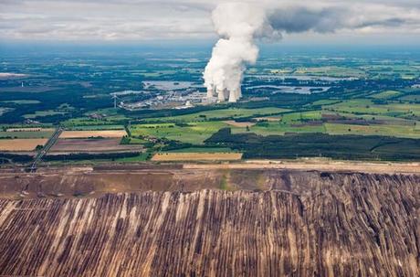Vue aérienne de la station allemande Jaenschwalde et d’une mine de lignite exploitée par le fournisseur d’énergie suédois Vattenfall.