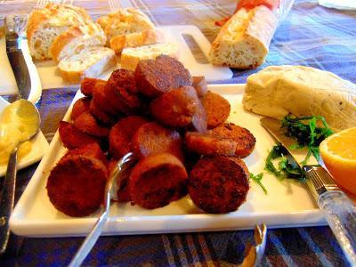 Produits véganes du commerce; fauxmage et saucisse Produits véganes du commerce; fauxmage et saucisse