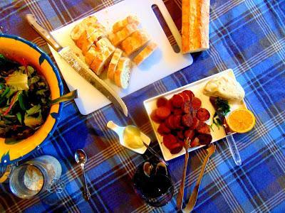 Produits véganes du commerce; fauxmage et saucisse Produits véganes du commerce; fauxmage et saucisse