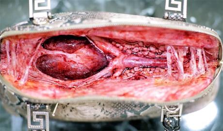 Choc : voilà ce qu’il se cache derrière les sacs en cuir !