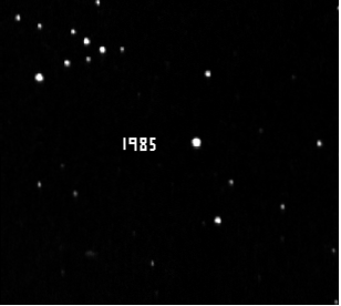 Animation créée à partir des images de l’observatoire de Frog Rock de l’étoile de Barnard entre 1985 et 2005. Elle se déplace si vite par rapport au Soleil (143 km/s) qu’en l’an 11800, elle ne sera qu’à 3,75 années-lumière de la Terre — Crédit : Frog Rock Observatory