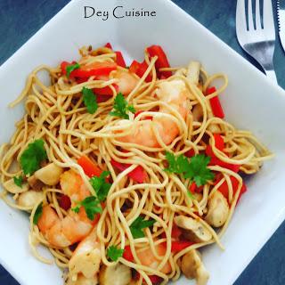 Curry de crevettes & nouilles sautées Curry de crevettes & nouilles sautées