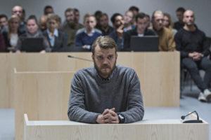 Claus Michael Pedersen (Pilou Asbaek) vor Gericht