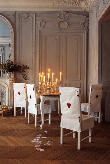 Intérieur haussmannien, chaises brodées cartes à jouer, bougeoirs
