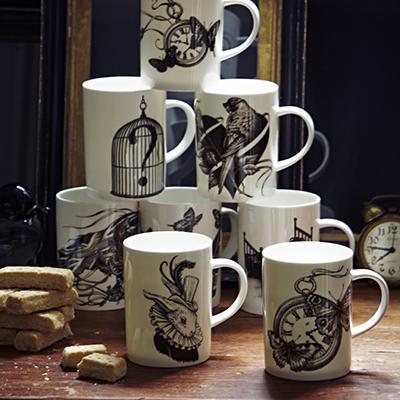Mugs et tasses blanches, dessins graphiques noirs, lapin, cages, montres à gousset