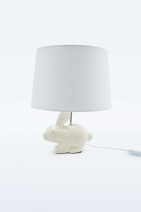Lampe lapin blanc et abat-jour blanc chez Urban Outfitters