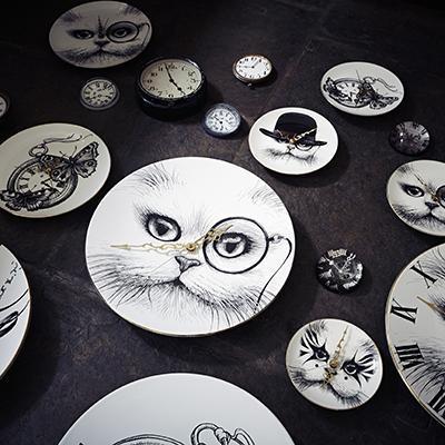 Horloges de tailles différentes, blanches avec dessins noirs de chat à monocle, montres à gousset