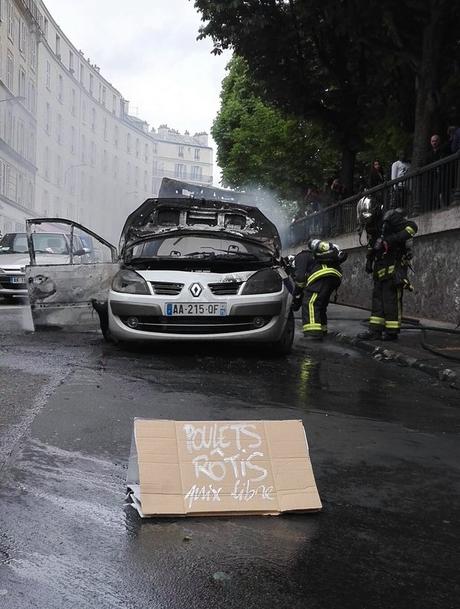 Voiture de police incendiée à Paris