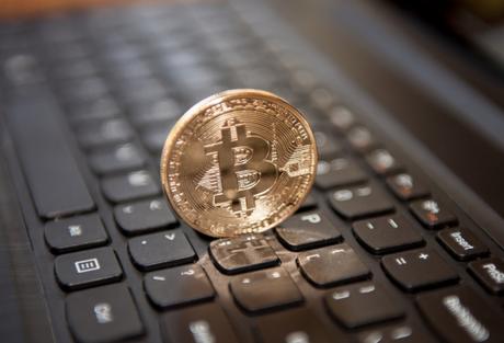 Image d'une pièce Bitcoin sur un clavier
